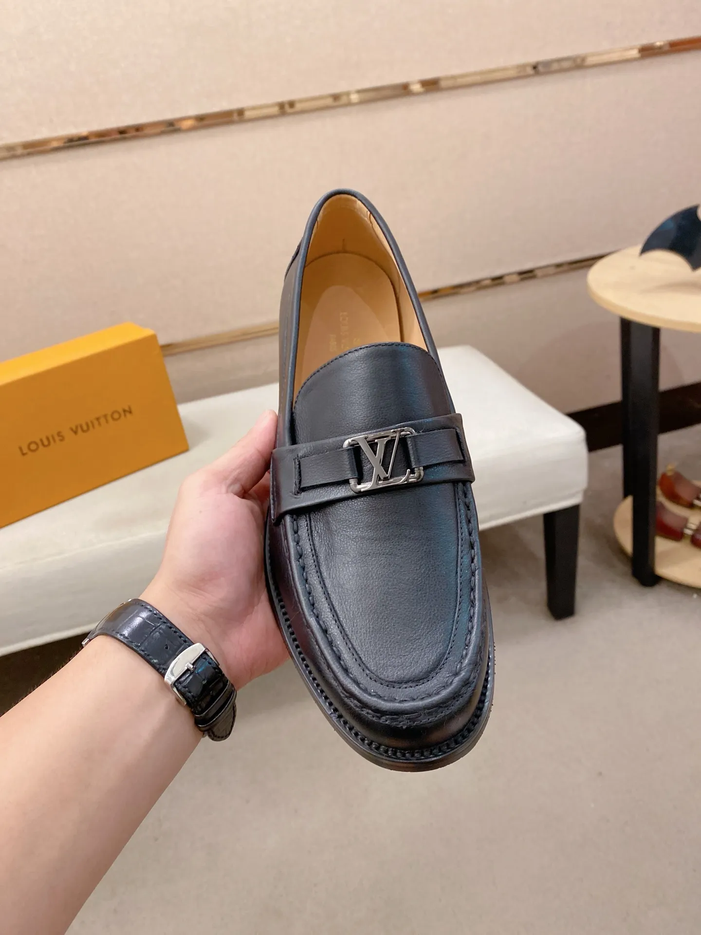 Men's shoes 💰 500💰⚡️New models available⚡️Louis Vuitton (Louis Vuitton/LV) casual, business formal wear! Made with pure Italian craftsmanship, the upper is made of first-layer cowhide, which is full of texture! The lining is cowhide and the original rubber leather shoe outsole. The style is atmospheric and comfortable! Positive code 38-44
